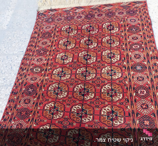 שטיח אדום עם דוגמאות גיאומטריות על רצפה בהירה